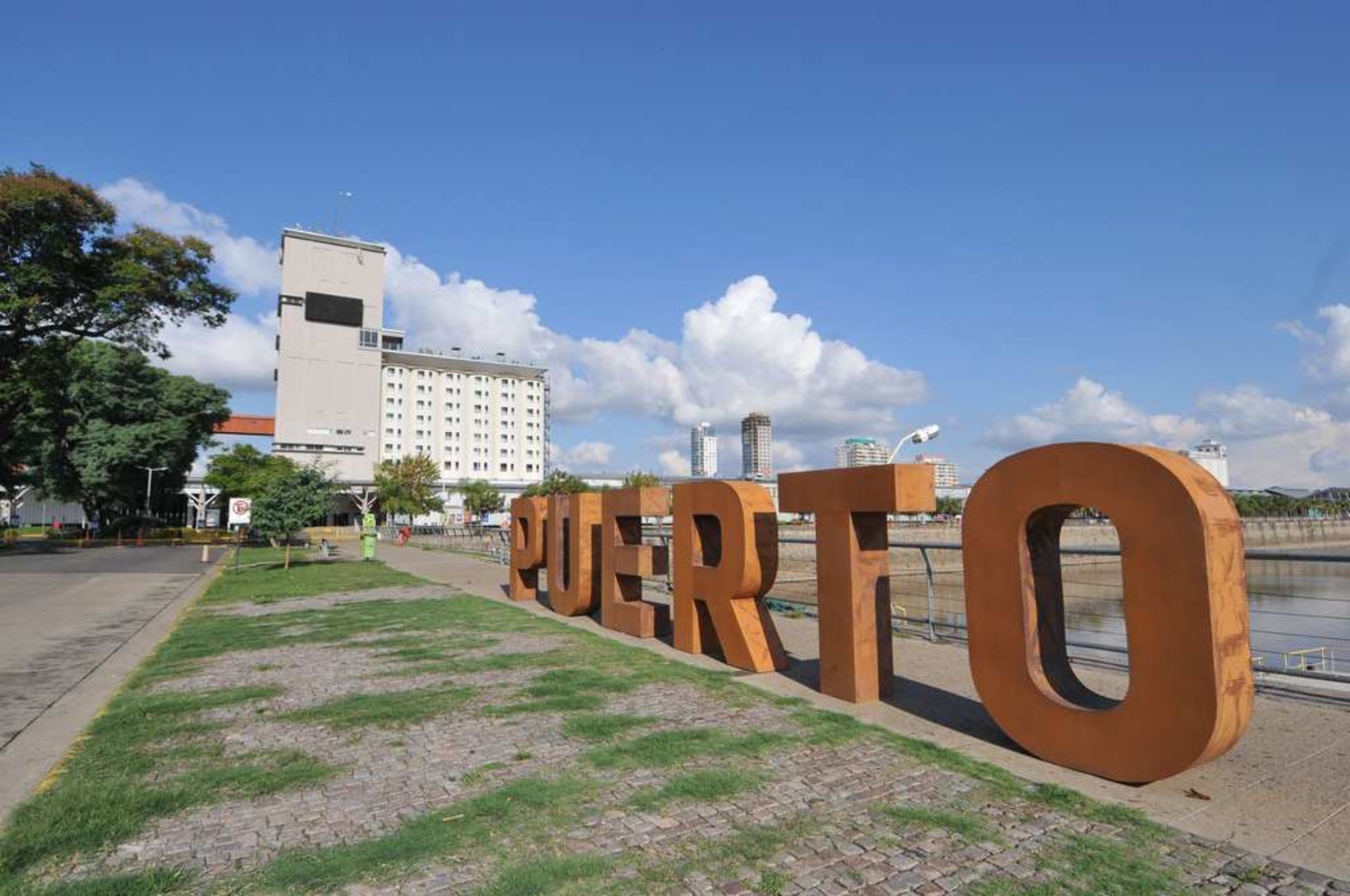 El Dique I vacío. Los shopping, casinos y hoteles todavía no fueron habilitados.