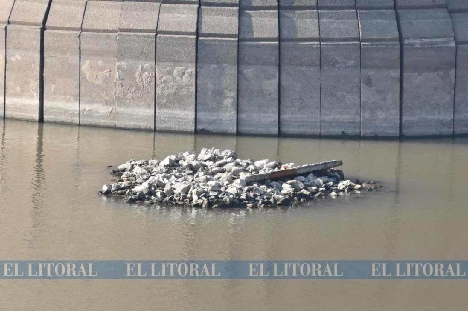 El río Paraná está a 17 centímetros de la marca del jueves 21 de mayo que marcó 0,48 metros en el puerto de Santa Fe. Los restos de la base del antiguo puente de 1937 que cumplía la función de sostener el caño de agua que provenía desde el río Colastiné.