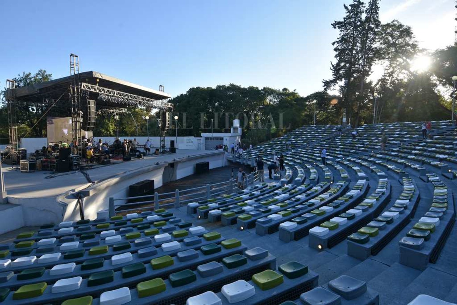 Las luces del escenario del Anfiteatro 'Juan de Garay' del Parque del Sur volvieron a encenderse y las antiguas gradas, devenidas en butacas, a recibir espectadores después de los trabajos de recuperación que demandaron seis meses.