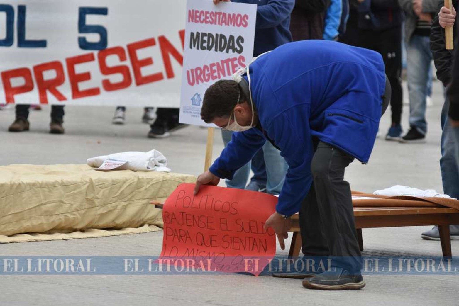 Los bares y hoteleros se movilizaron por la peatonal y llegaron hasta plaza 25 de mayo, frente a casa de gobierno. Entregaron un petitorio y armaron una mesa del dialogo. Siguen cerrados.