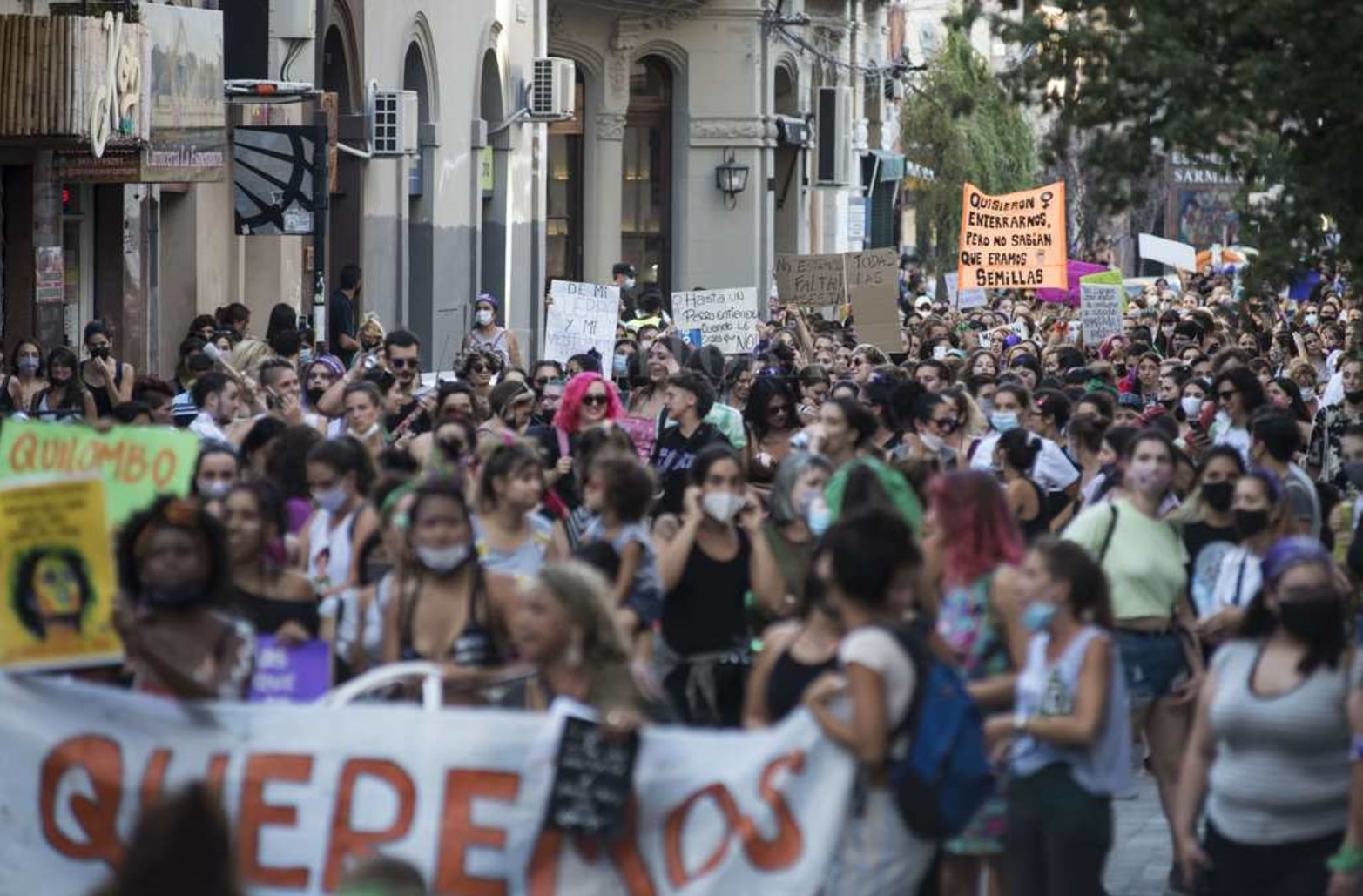 En Rosario, y con un fuerte pedido contra la violencia de género, la concentración de la tarde en plaza San Martín derivó en una masiva marcha de 5000 personas que desembocó en el Monumento a la Bandera.