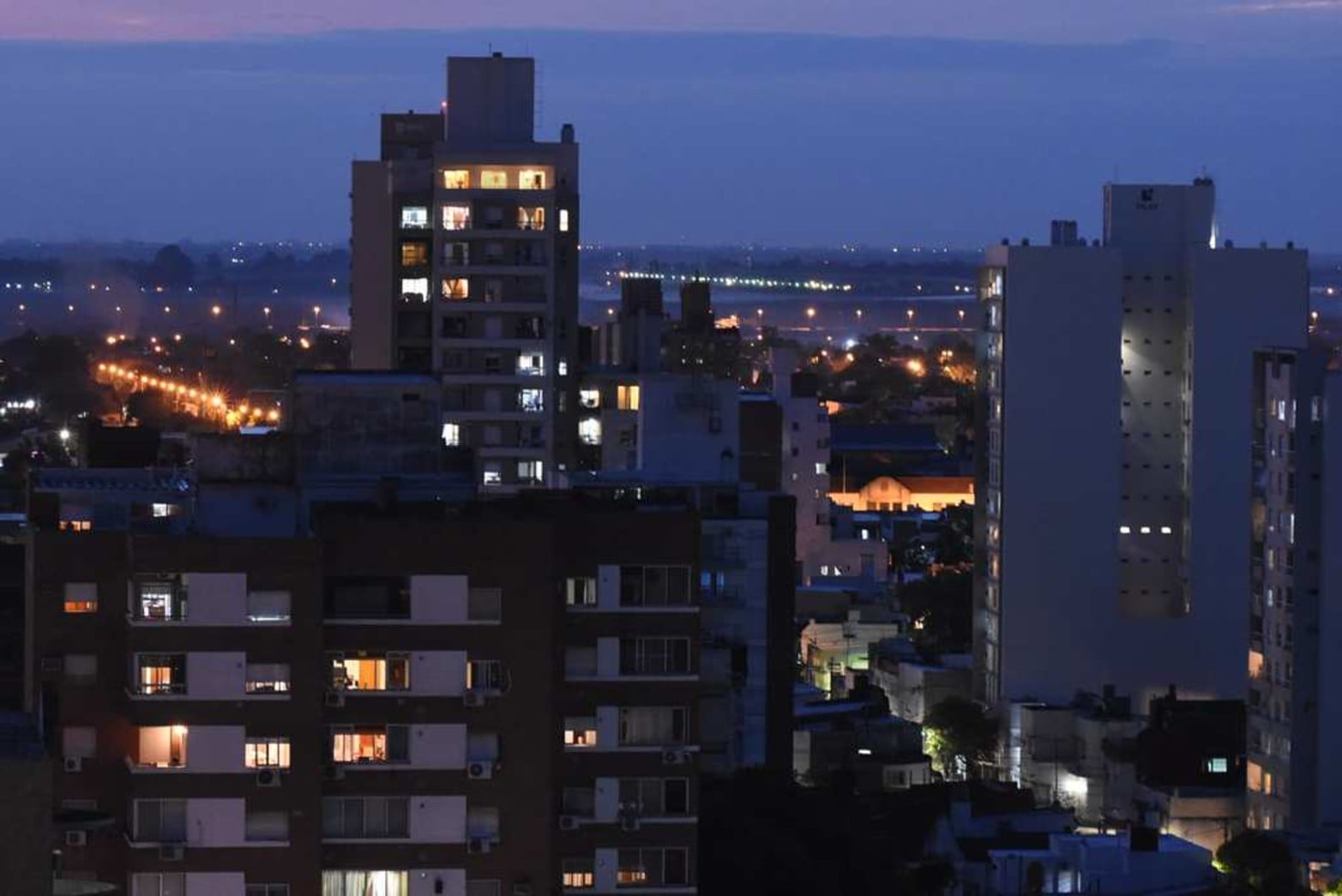 Con la luz azúl. Uno de los atractivos de un atardecer es ver su gama de luces que nos regala en pocos minutos.