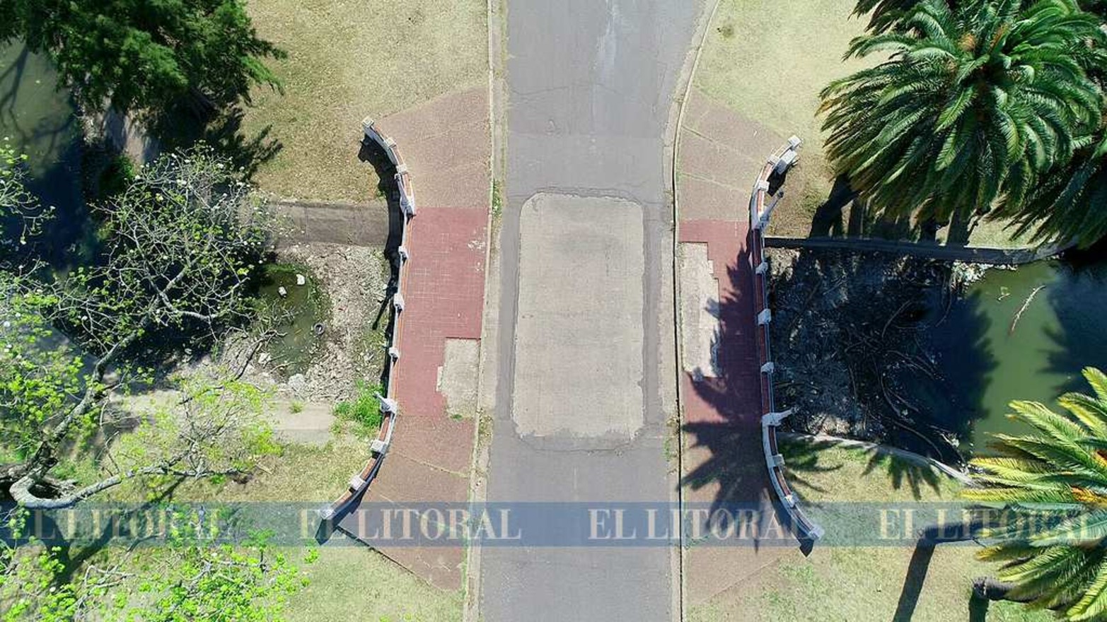 Faltan mosaicos en las veredas.