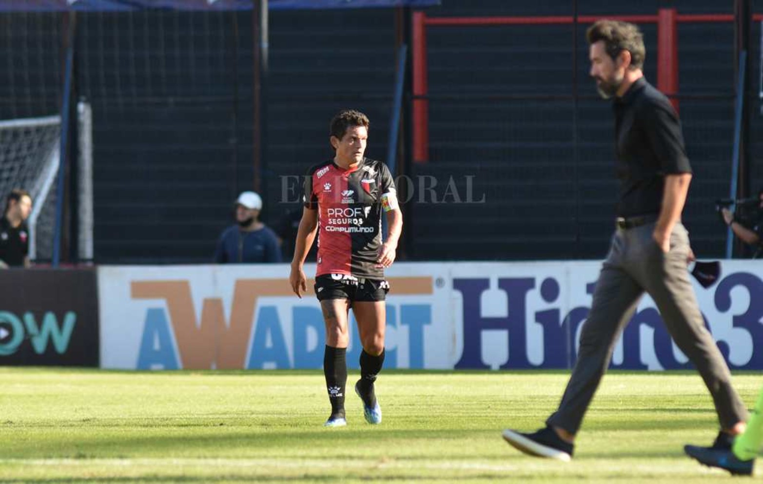 Colón empató 0 a 0 con Argentino y sigue invicto y puntero en el torneo de la liga profesional de fútbol.