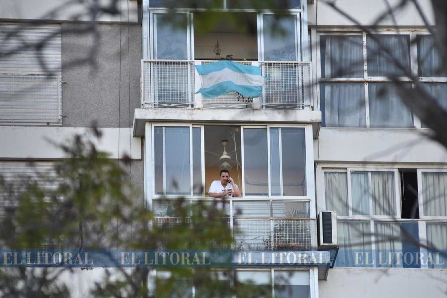 Solo un poquito. Este vecino del centro aprovecha la altura para cambiar de vista.