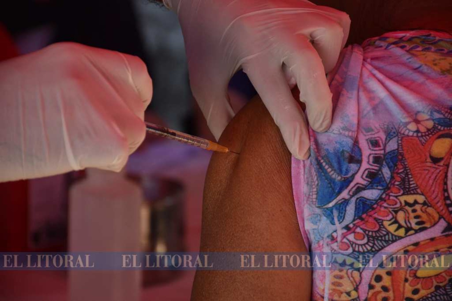 Vacunan a adultos mayores en barrio Santa Rosa de Lima