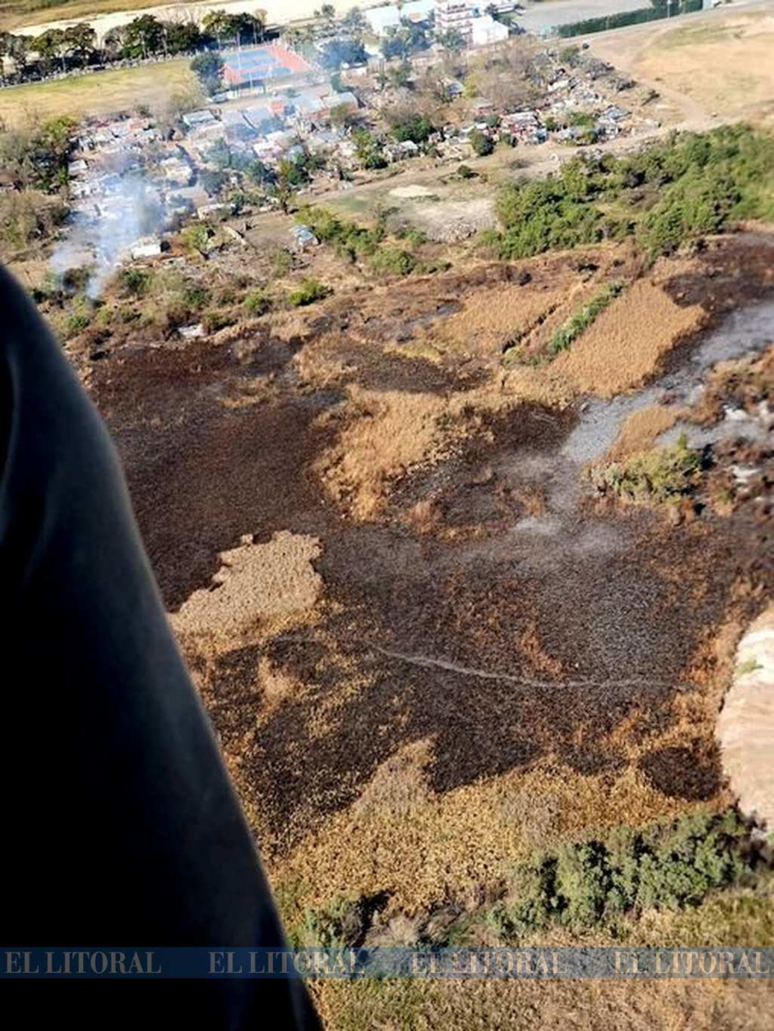 Tierra negra. Así queda el suelo luego del paso del fuego.