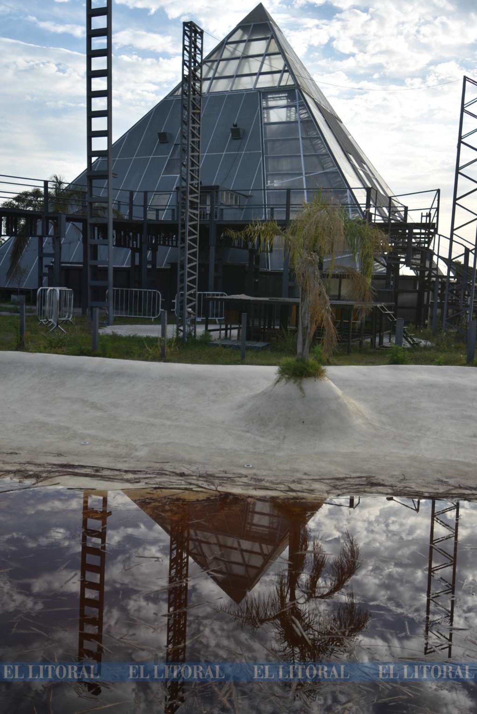 "La Pirámide" uno de los boliches que está sobre la autovía 168.