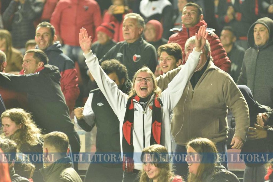 Colón - Atlético Mineiro: el color en las tribunas