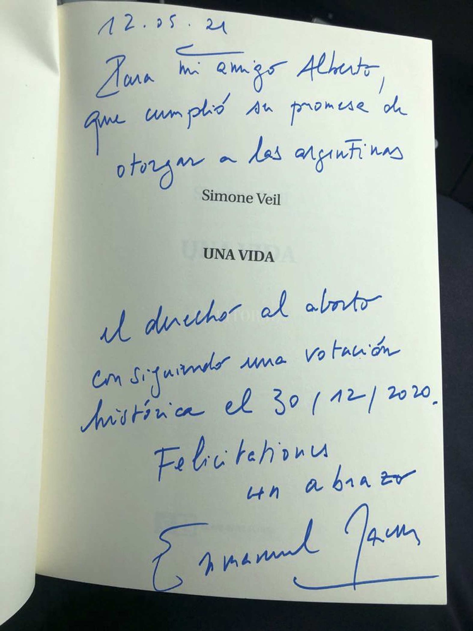 El presidente de Francia Emmanuel Macron le regaló un libro con esta dedicatoria.