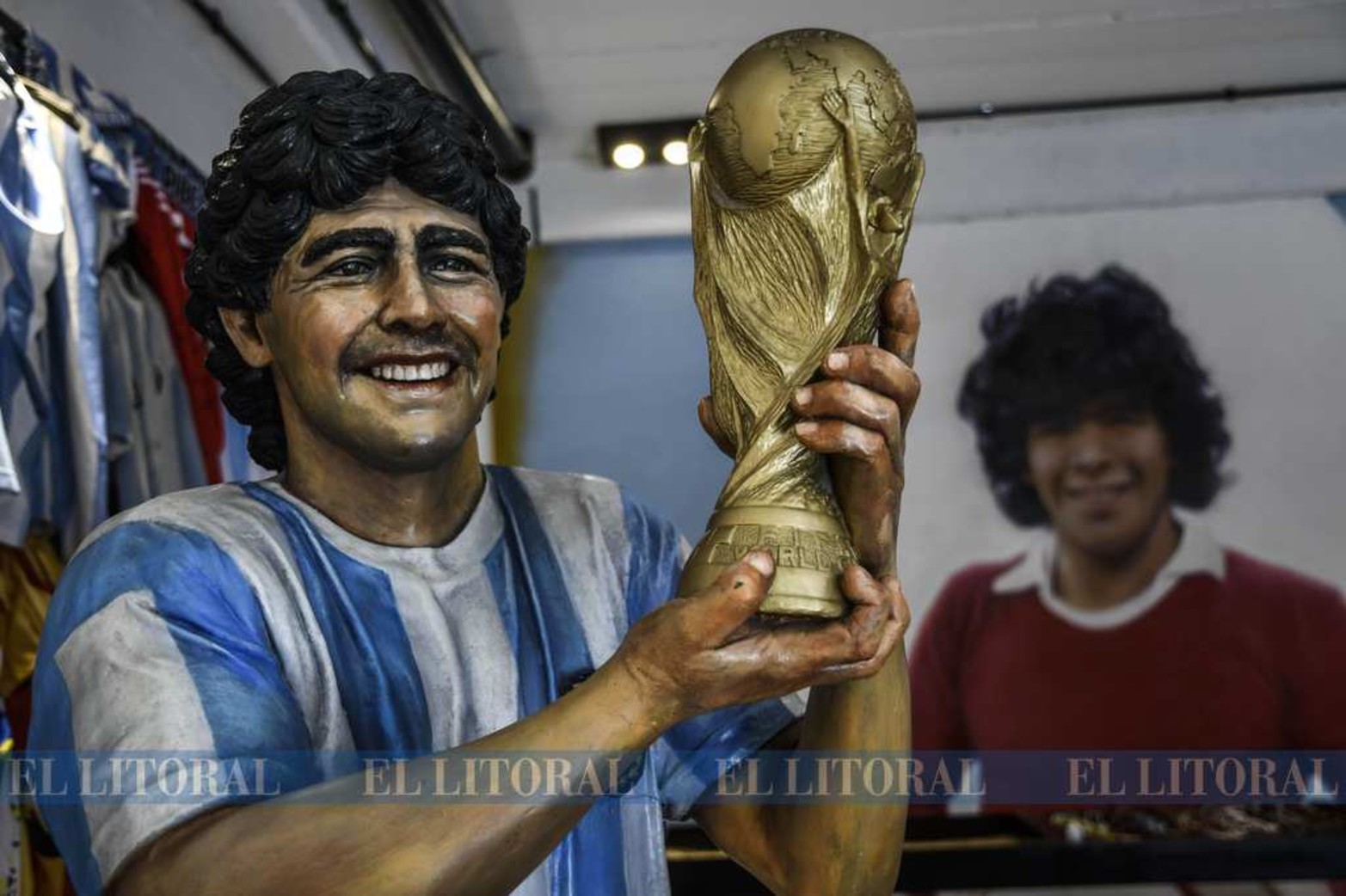 El santuario de Diego Maradona en Buenos Aires, en el barrio de La Paternal, se transforma en un punto de encuentro para calmar el dolor y donde día a día la gente deja su tributo al ídolo.