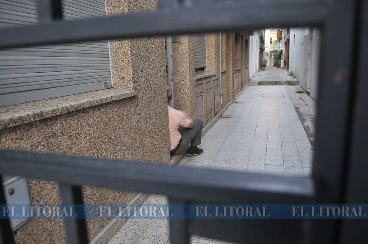 Con medio pie afuera. Un vecino de una casa en condominio toma un poco de aire durante la tarde en una vivienda de la zona sur de la ciudad.