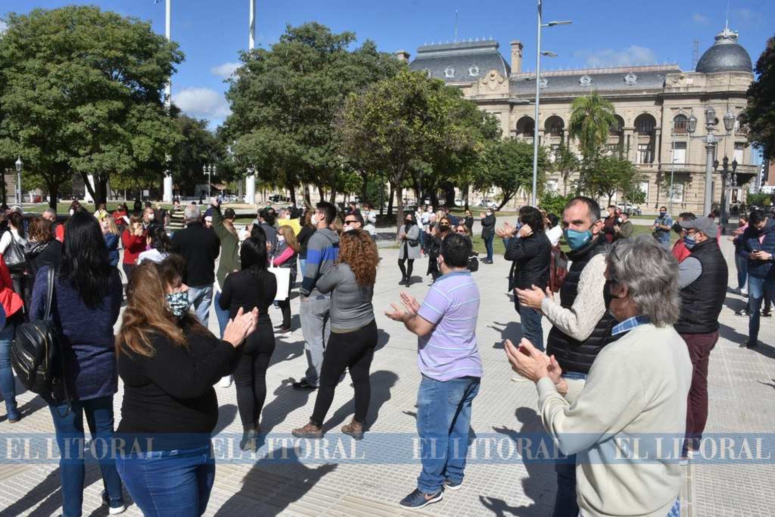 Crítica situación. Comerciantes y empresarios locales se autoconvocaron frente a la casa de Gobierno hoy a mediodía.