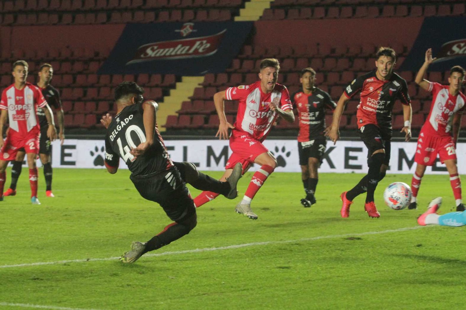 Rafael Delgado ya sacó el disparo que terminará en la red. El tiro-pase de Farías y el anticipo del defensor lo dejó mano a mano con el arquero. Era 1 a 0 cuando terminaba el primer tiempo.