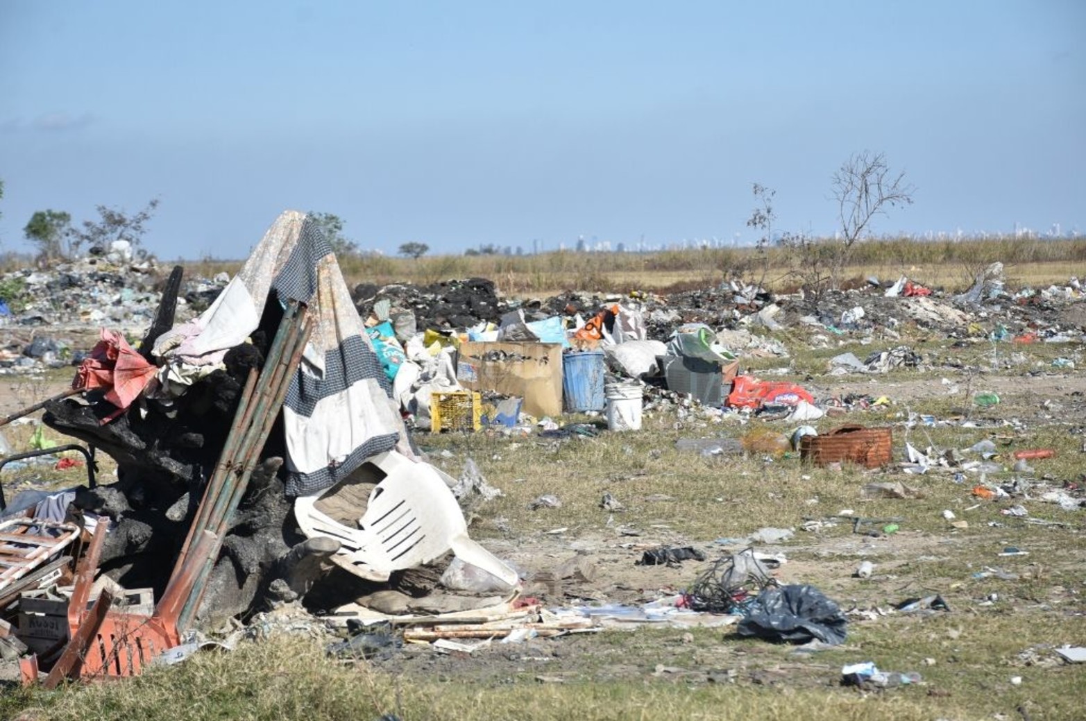 En el ejido de Arroyo Leyes, la comuna tira la basura en el valle de inundación de la laguna Setúbal.