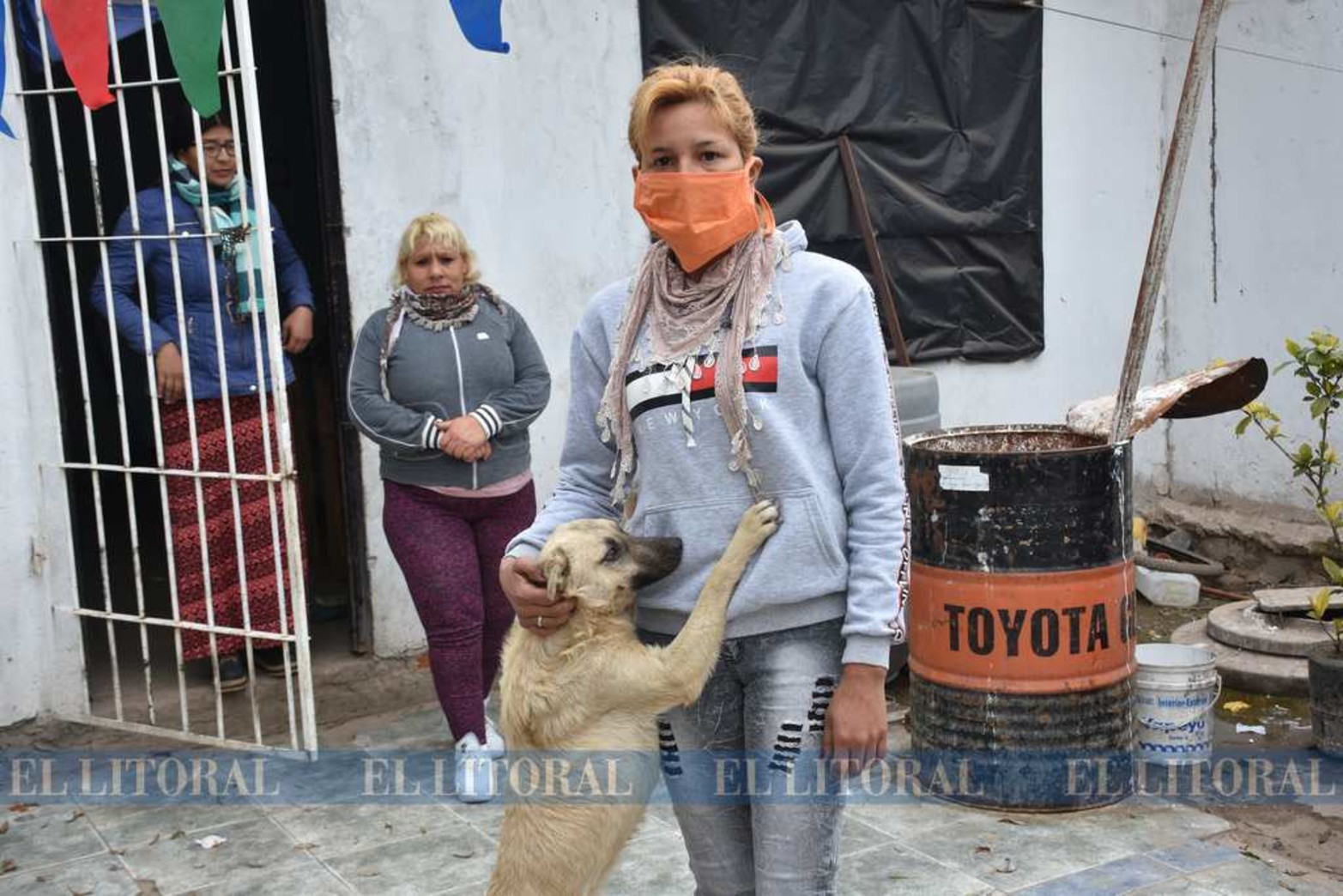 Todos los sábados, junto a un grupo de colaboradores, le dan la leche y un plato de comida caliente a 240 personas. Claro que hay excepciones: no todos los sábados hay para cocinar.