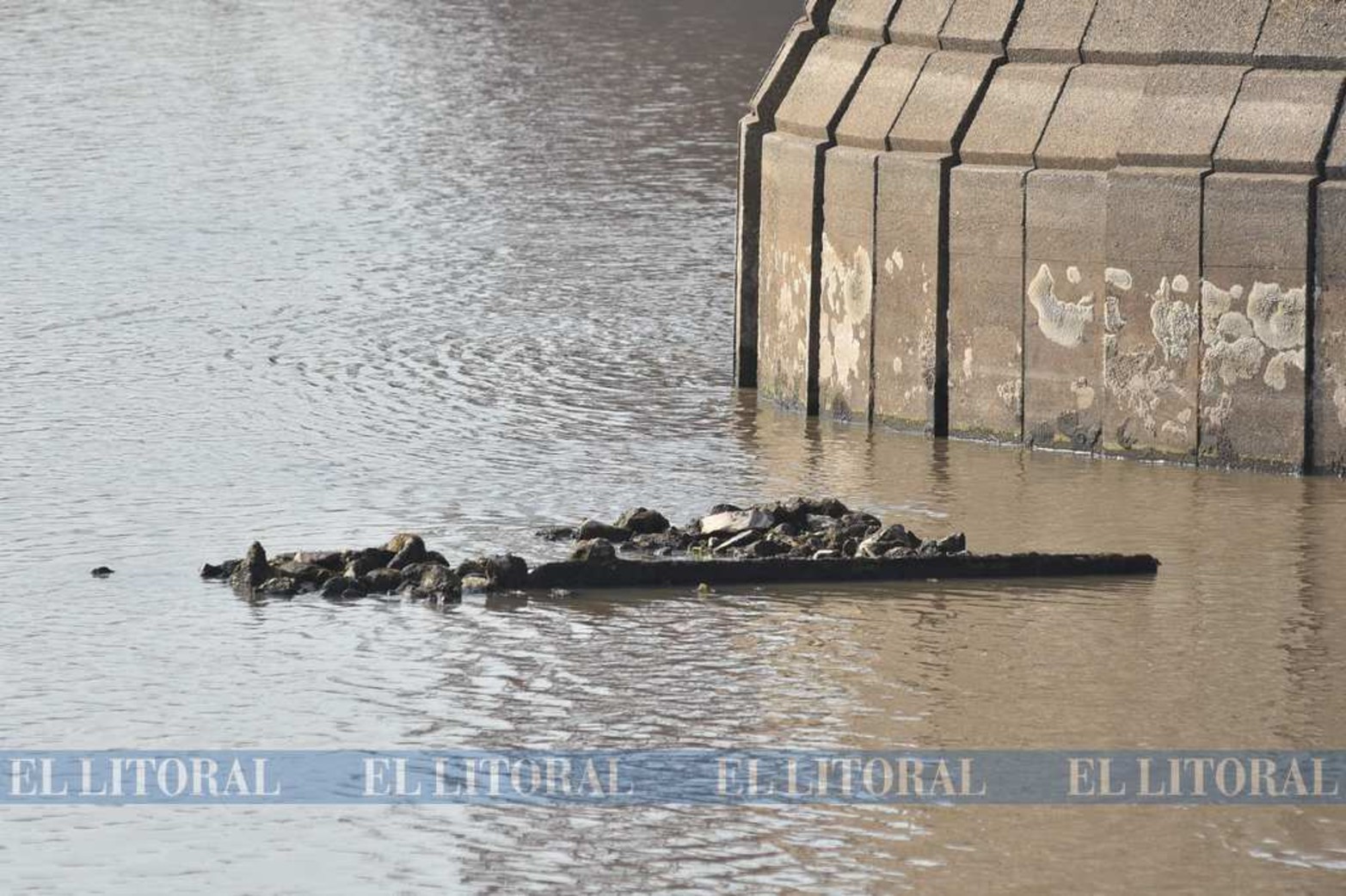 Puente acueducto. Los restos que aparecen serían de un puente de 1093 que traía el agua desde el río Colastiné.