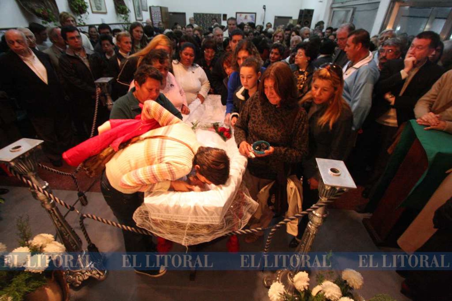 Los restos del cura Atilio Rosso fueron velados en el Colegio Mayor Universitario.