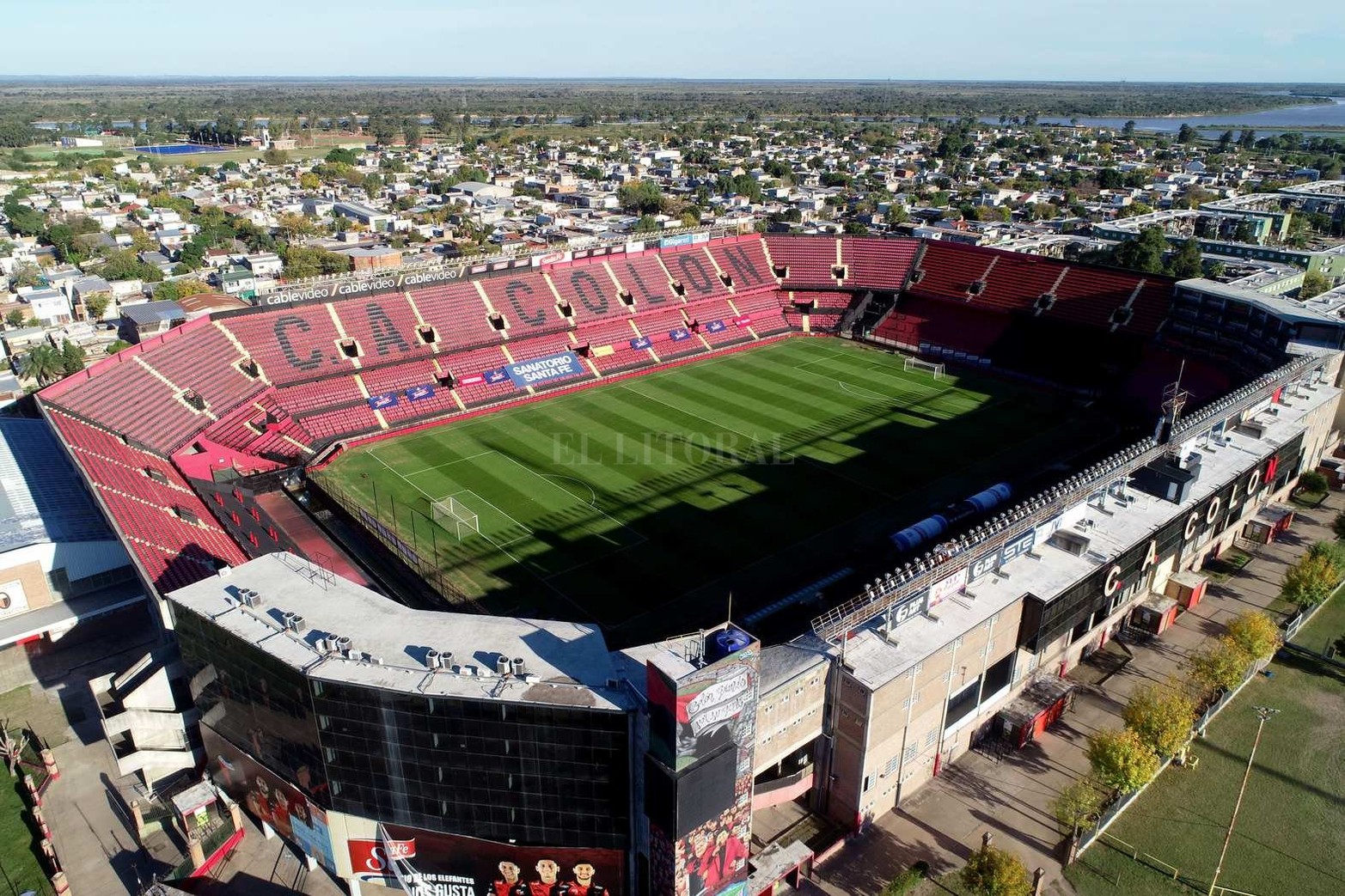 No será el primer clásico sin público. El de este domingo 9 de mayo será el segundo enfrentamiento entre Colón y Unión sin hinchadas de ninguno de los dos. El primero fue la mañana del domingo 2 de junio de 2013. En el 15 de Abril, el ya descendido equipo tatengue dirigido por Facundo Sava le ganó 1 a 0 al sabalero de Pablo Morant con el gol de Damián Lizio de penal.