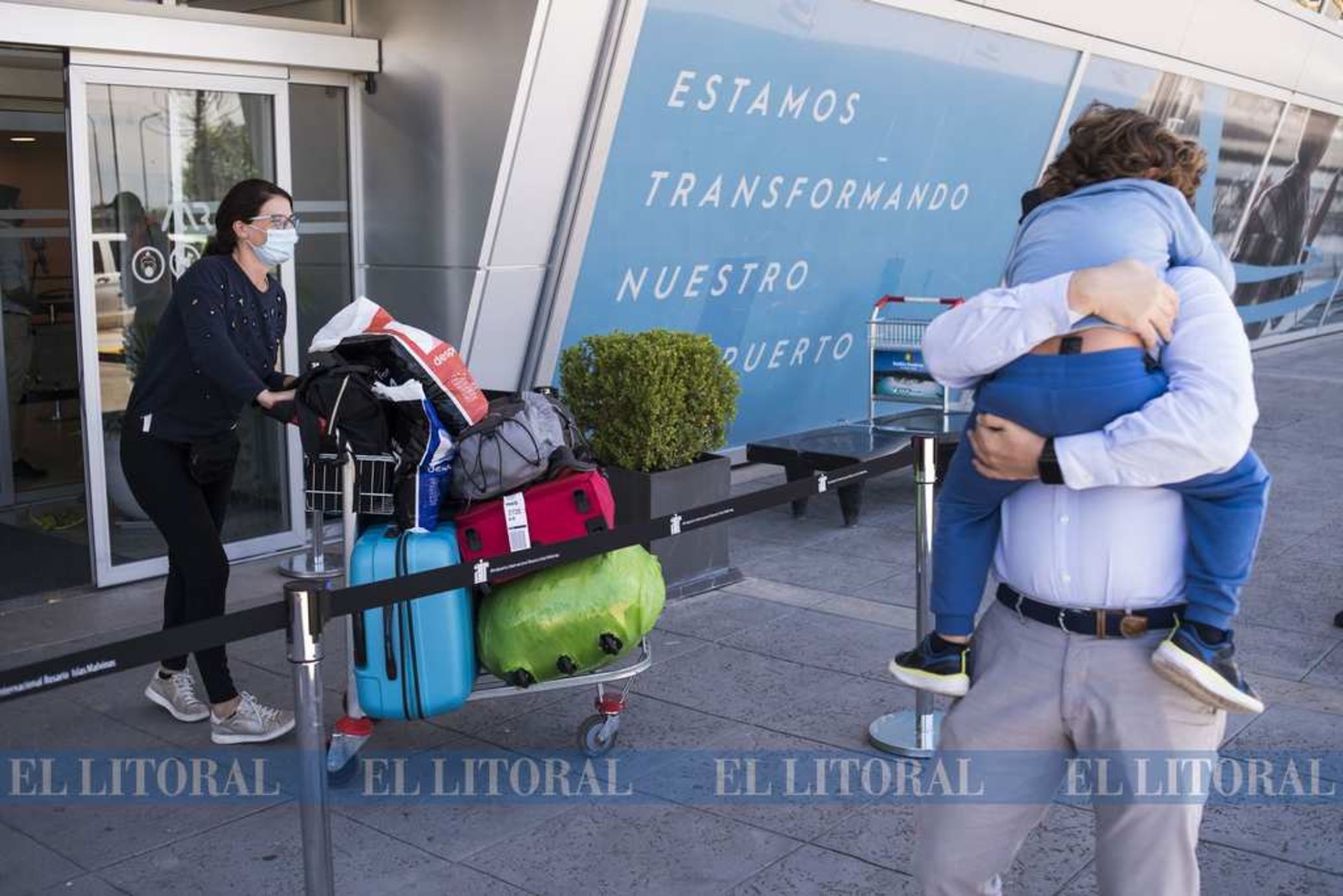 El Aeropuerto Internacional Rosario "Islas Malvinas" también comenzó con vuelos regulares hacia Buenos Aires.