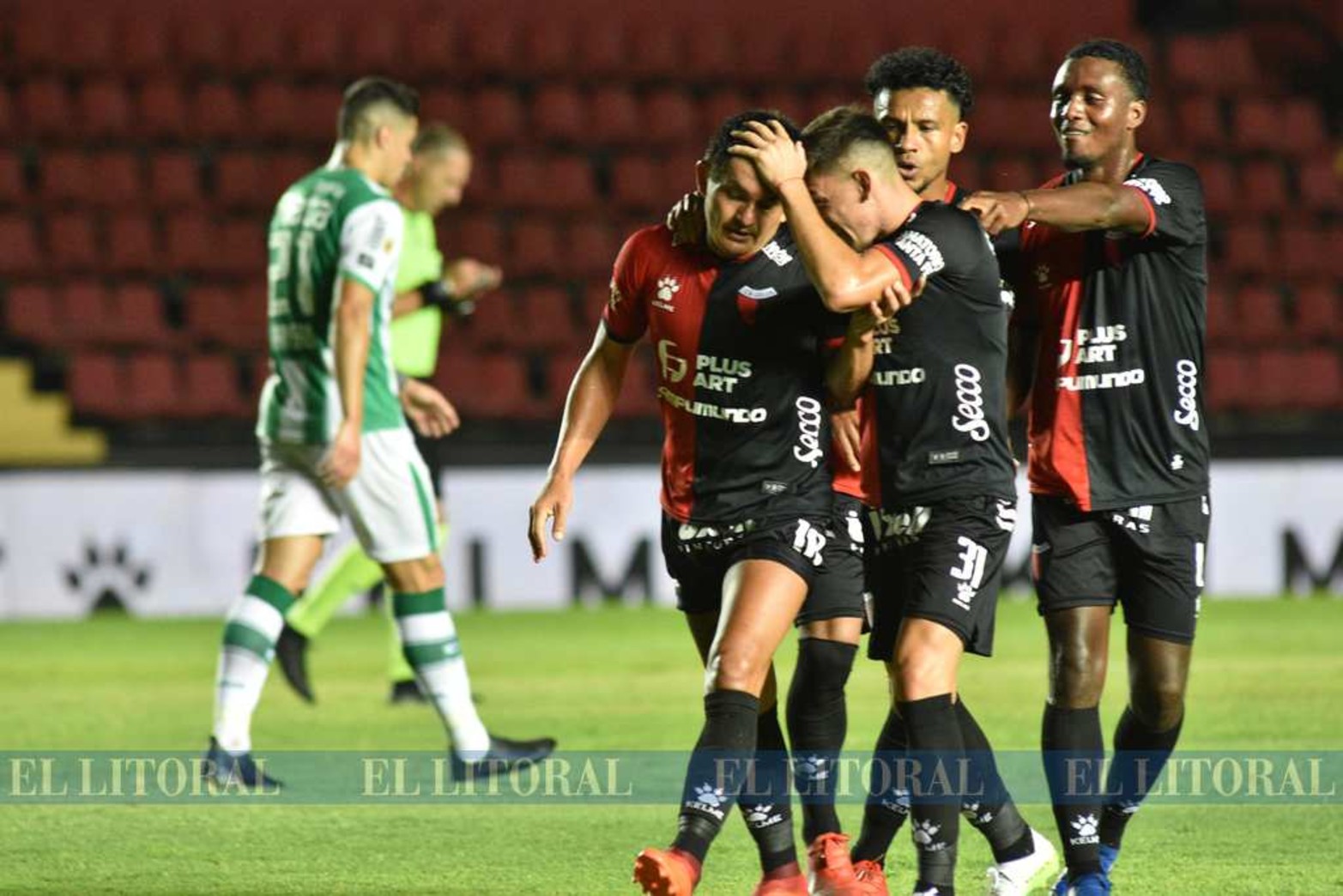 Banfield le ganó a Colón y lo dejó fuera de toda chance de pelear por un lugar en la final que otorga un lugar para la Copa Libertadores.