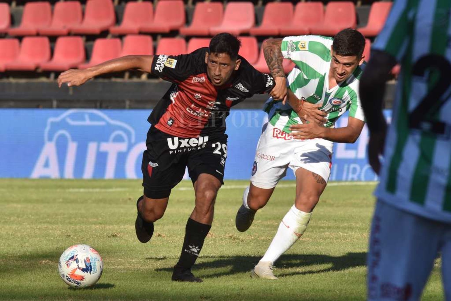 Colón empató 0 a 0 con Argentino y sigue invicto y puntero en el torneo de la liga profesional de fútbol.