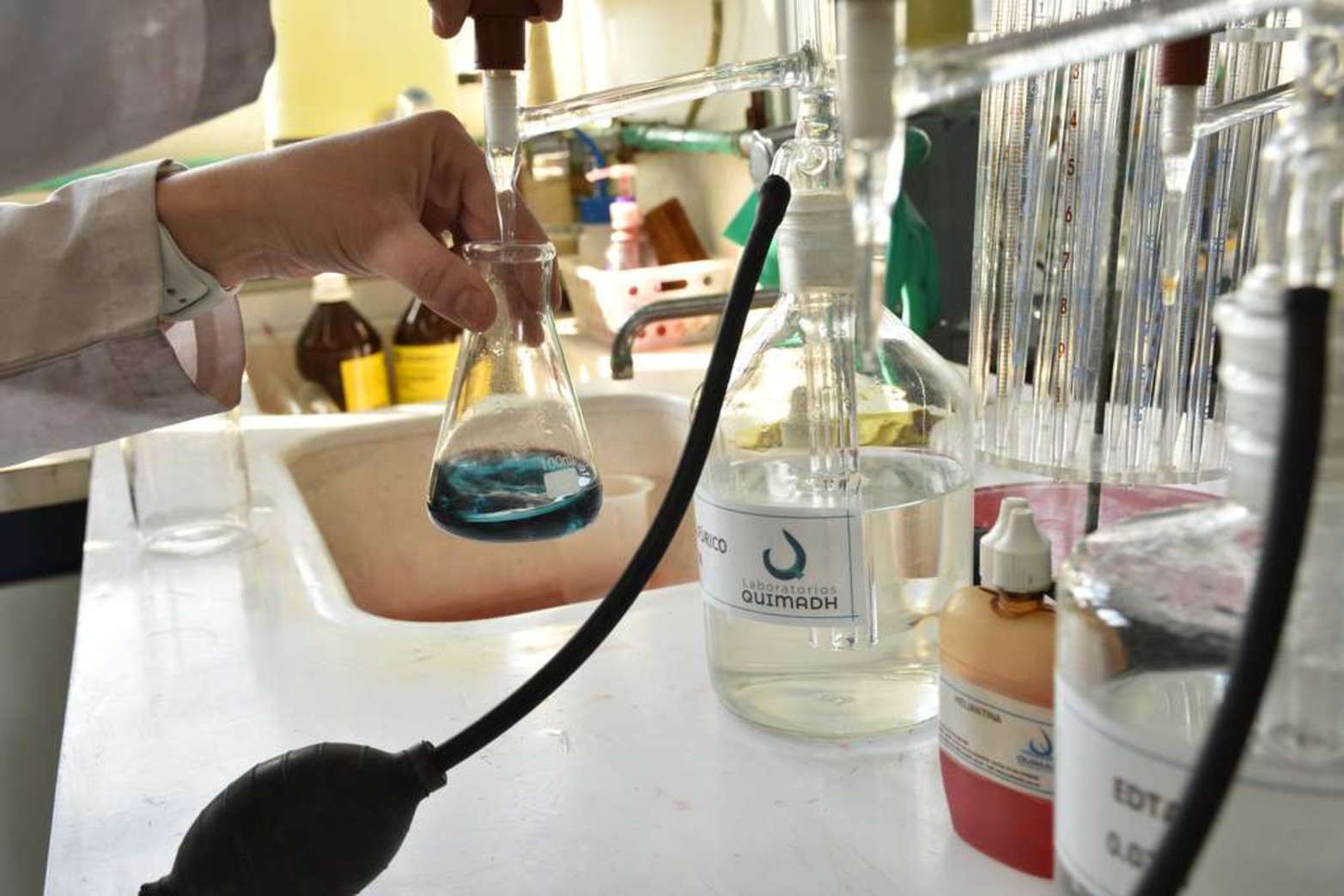 Del laboratorio al campo y a la industria. La empresa Quimadh lleva 25 años en el mercado local y más de una década en el mercado internacional.