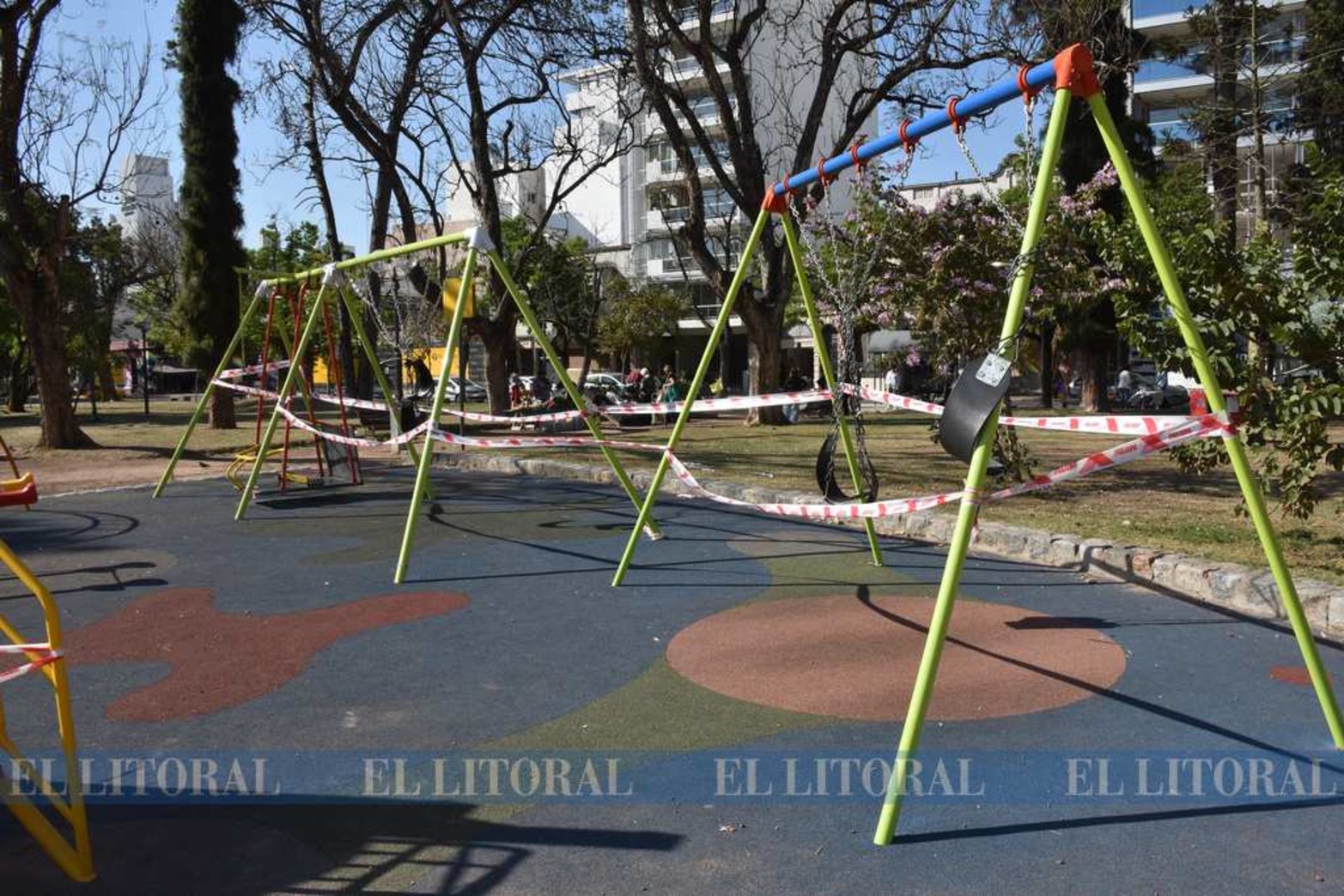 Los niños sin juegos en la plaza. Una de las franjas etarias que menos posibilidades tiene de salir son los mas chicos. ¿Hasta cuándo? ¿Hasta no tener mas virus?. Plaza Constituyentes.