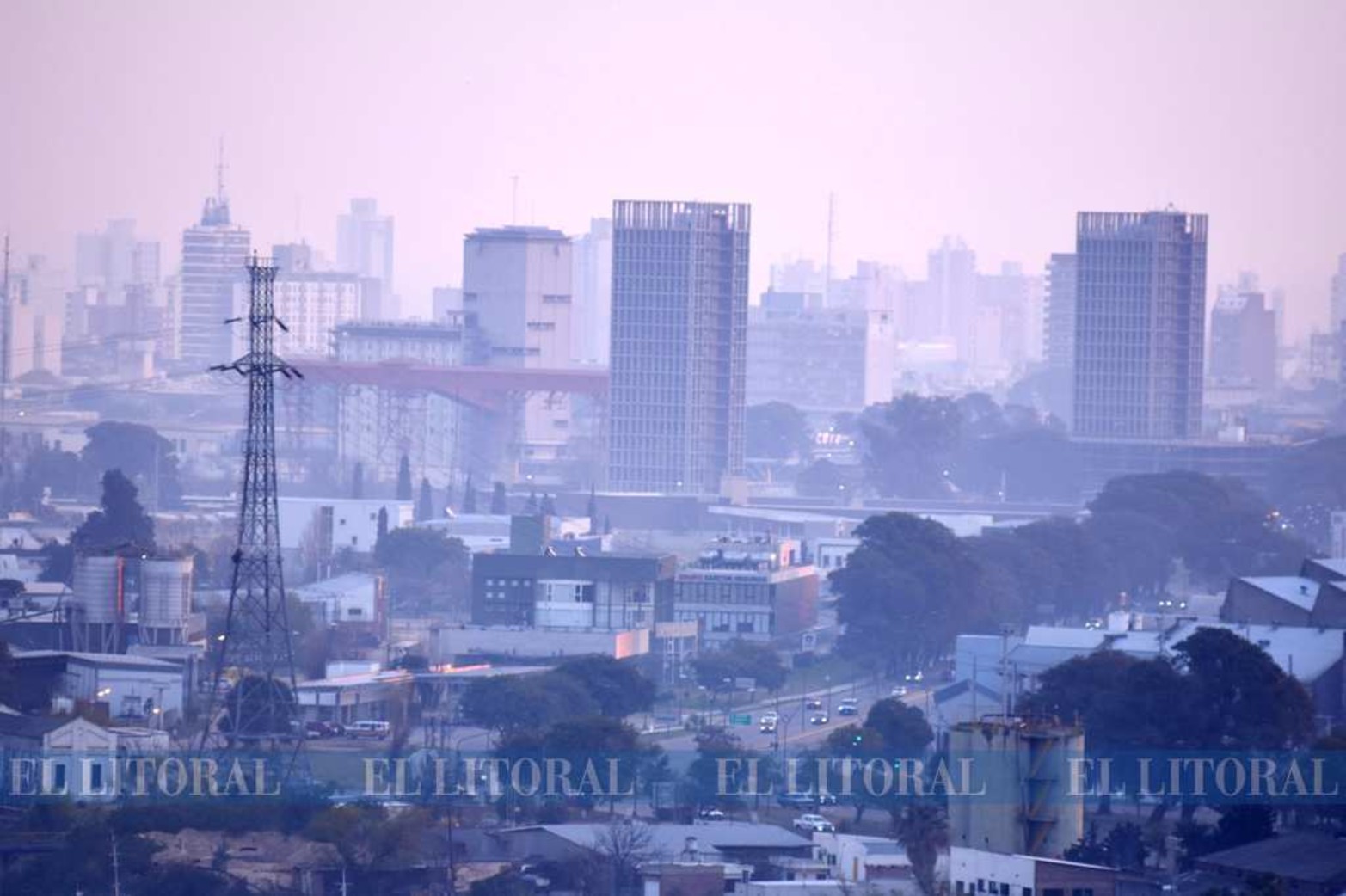Desde aire, así se ve la ciudad en la zona porturaria y sur de la ciudad. Los virus respiratorios se mantienen mas tiempo en el aire con el humo de las quemas.