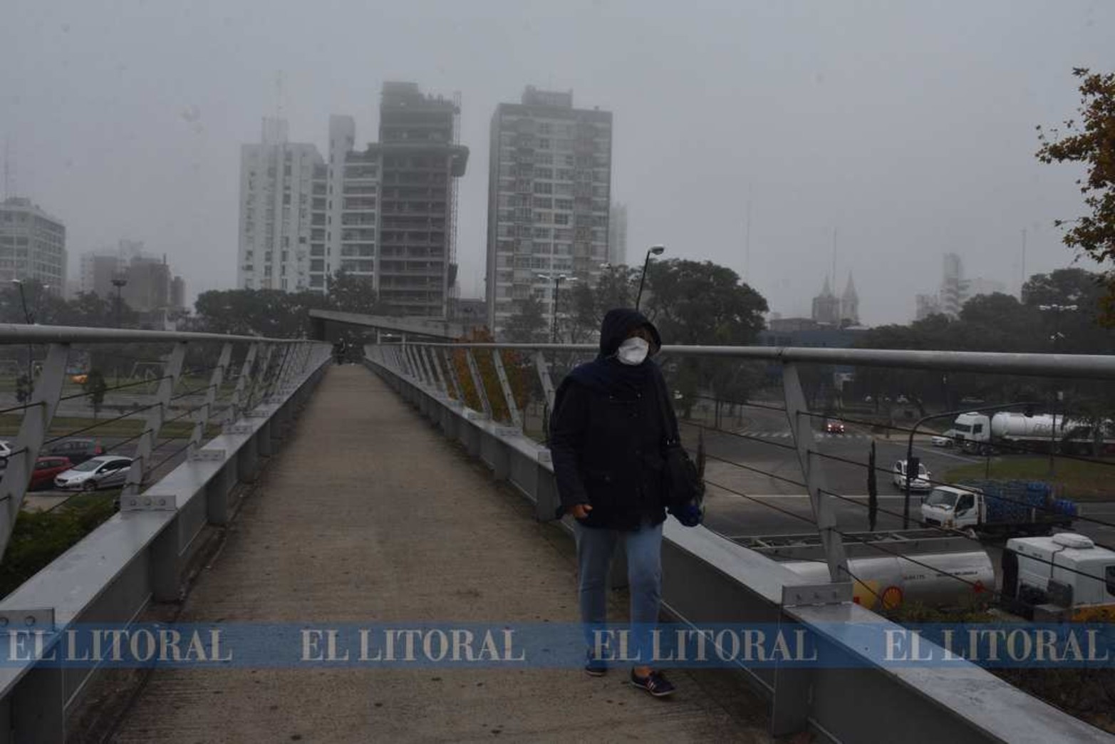Nubes bajas...Como vino ocurriendo esta semana, una densa niebla cubrió la ciudad. Lo de hoy ¿es niebla o llovizna?