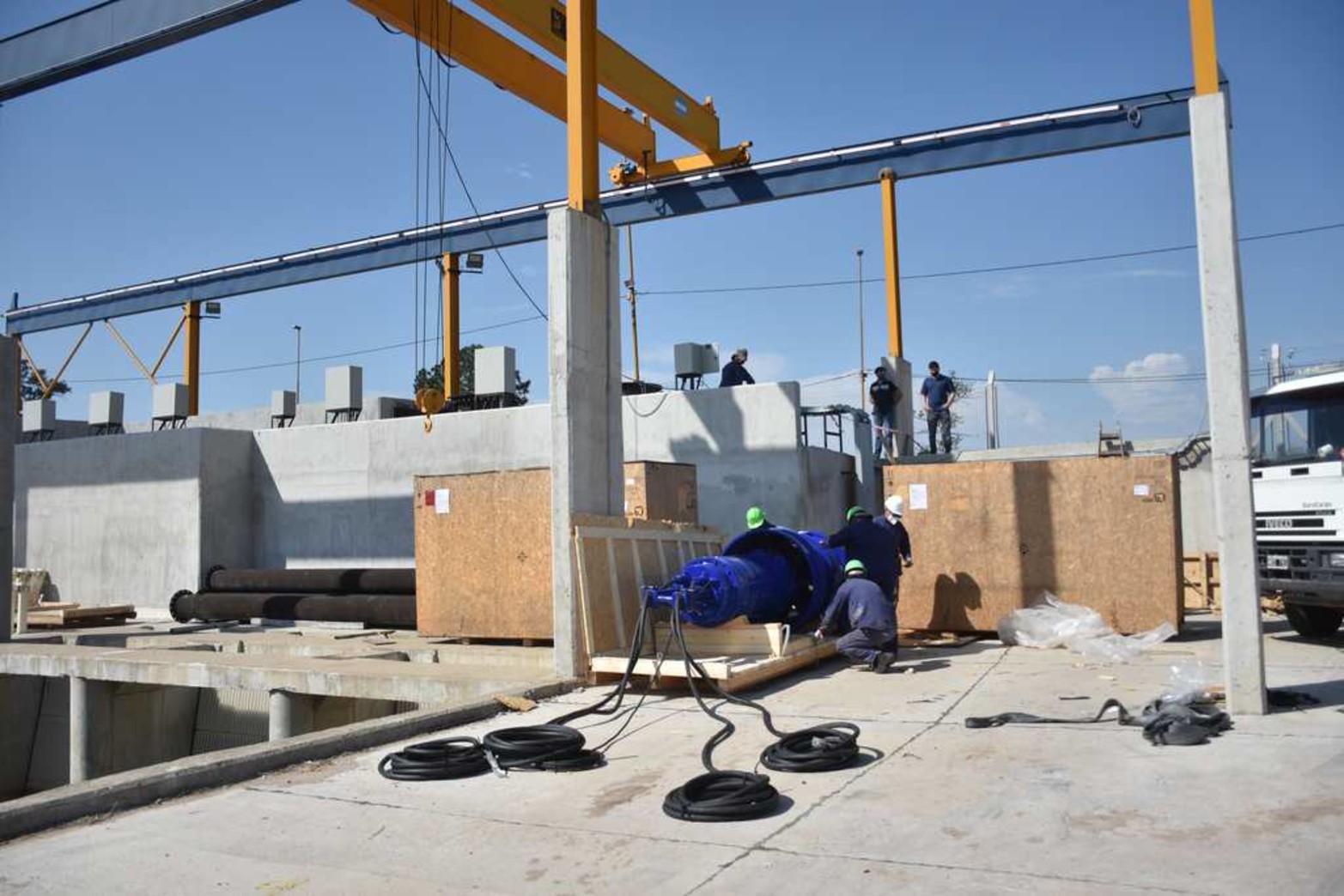 Llegó la bomba cero. La obra que se inició en 2014 está en su etapa final. Una de las bombas (en la foto de color azul) llegó esta semana a la casabomba número 0 ubicada en la Avenida Constitución Nacional Argentina. Su funcionamiento beneficiará a 90000 vecinos de los barrios Centenario, Fonavi San Gerónimo, Chalet, San Lorenzo y parte de Santa Rosa de Lima.