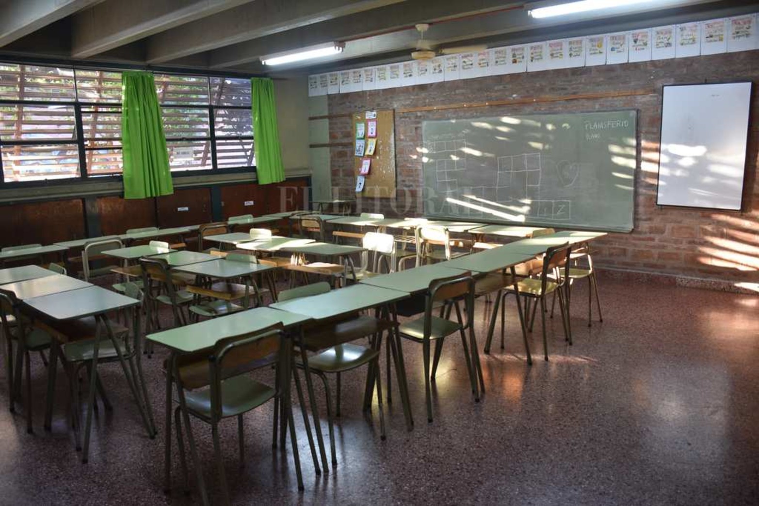 Protocolo y burbuja; burbuja y protocolo, son los conceptos que atraviesan la actividad educativa en este primer tramo de 2021 y su cumplimiento permite sostener las aulas abiertas. Como el barbijo que se incorporó a la indumentaria escolar y se usa en todo momento.
