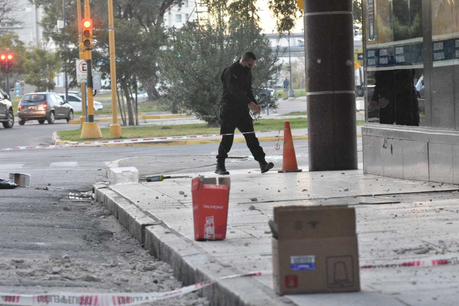 Tucumán y Rivadavia. Por calle Tucumán se ven los escombros que cayeron.