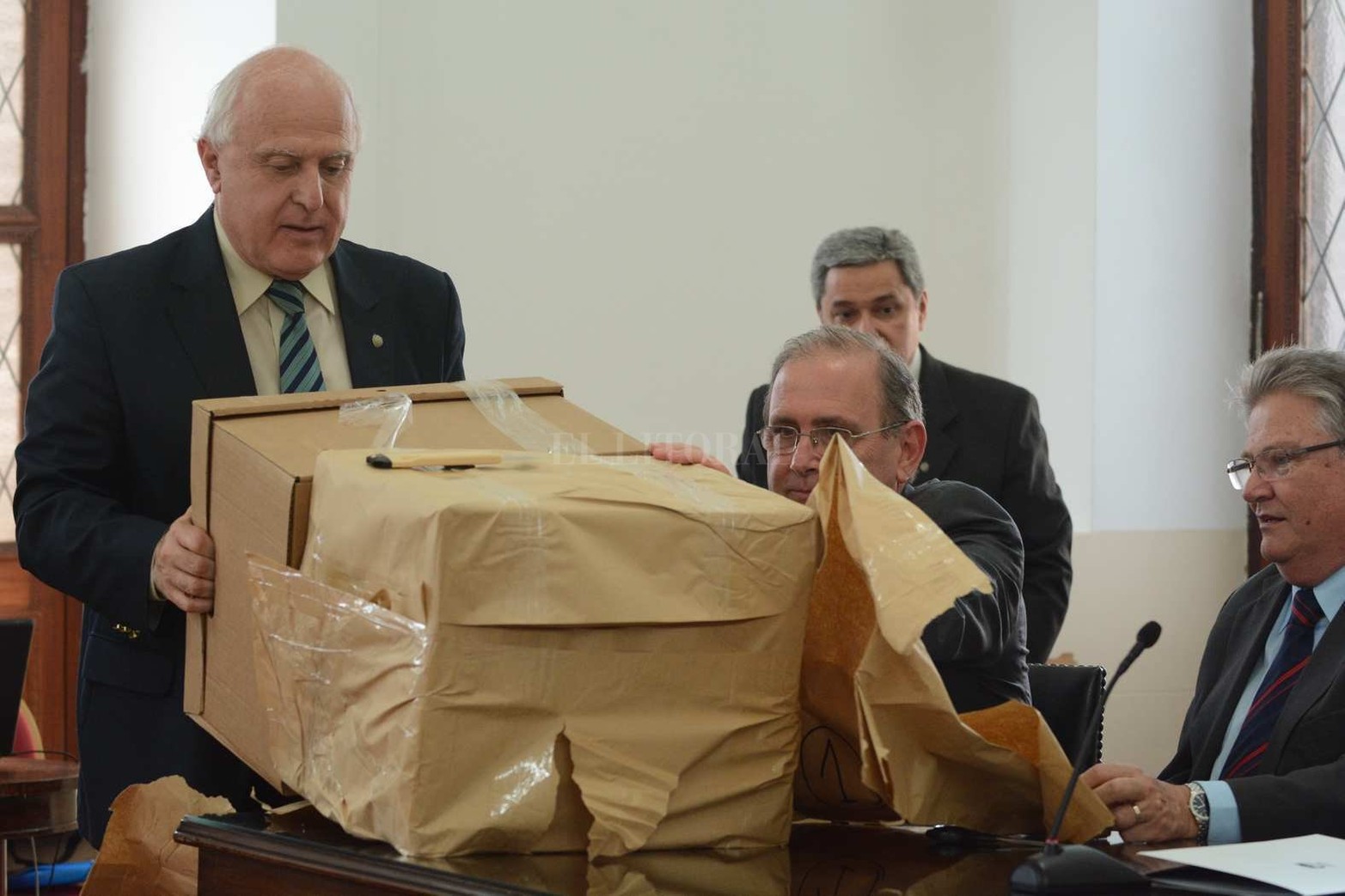 28 de septiembre de 2016. En el cuarto y último tramo de la licitación para el nuevo hospital Iturraspe abriendo sobres.