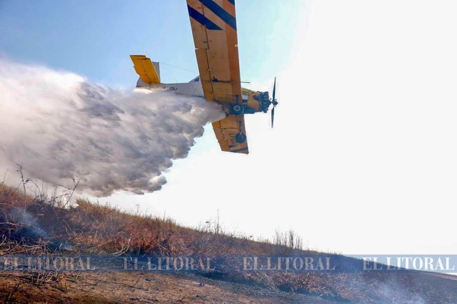 Con aviones hidrantes también se combate los focos de incendios. El Estado provincial estima que el movimiento le sale 10 millones de pesos por día combatir los incendios.