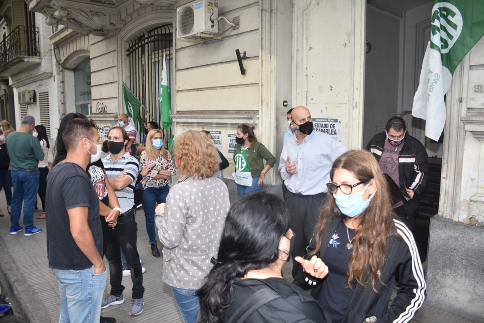 250 personas trabajan diariamente en el efector de salud. Su mal estado tiene varios años de reclamo. Diario El Litoral, también advirtió del penoso estado edilicio en 2017.