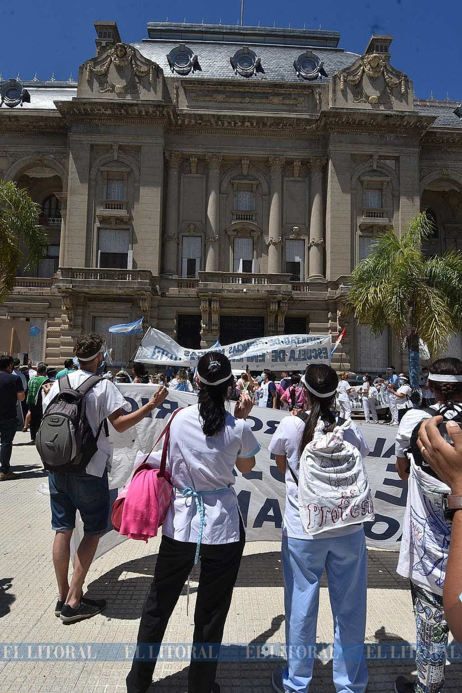 Enfermeros de toda la provincia, una vez más, reclamaron al Poder Ejecutivo que reglamente el Artículo 25 de la ley 12.501 que los reconoce como "personal de alto riesgo".