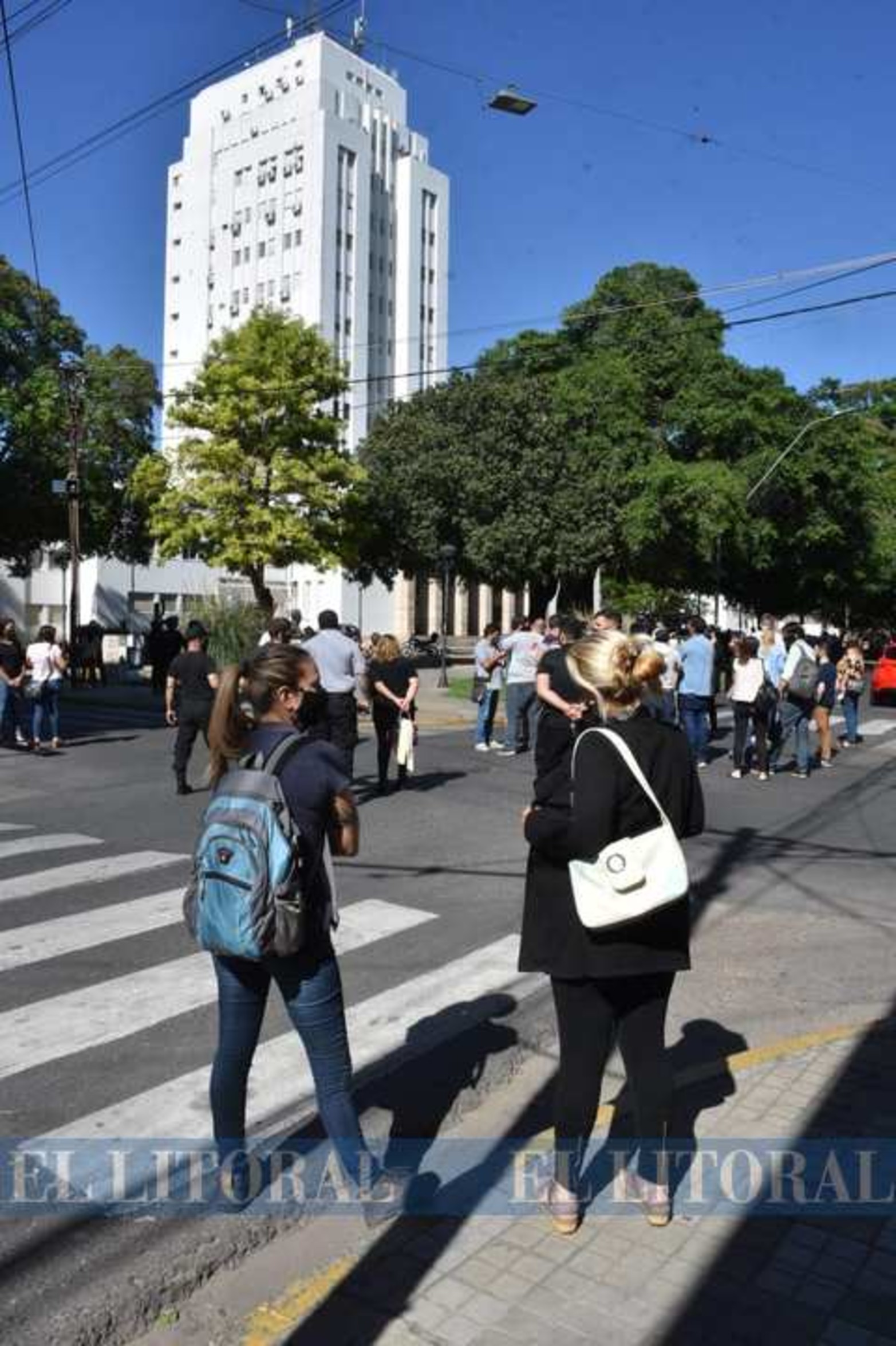 Un llamado al teléfono de emergencia 911 se advirtió que había una bomba en uno de los baños.