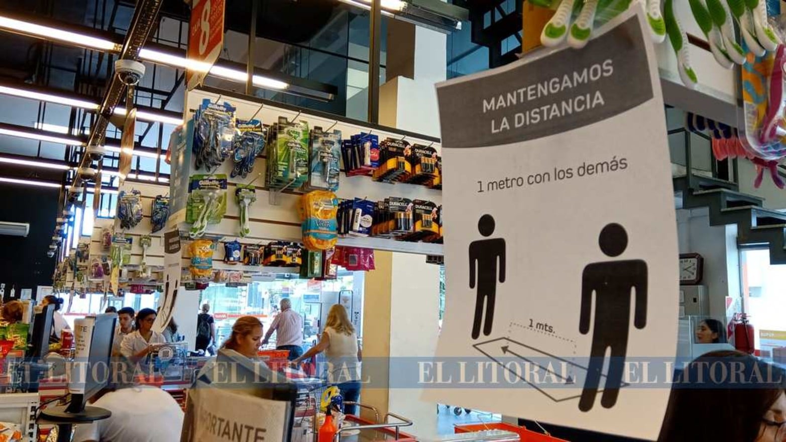 El distanciamiento. En diferentes negocios de cercanía se pide la solidaridad para respetar la distancia