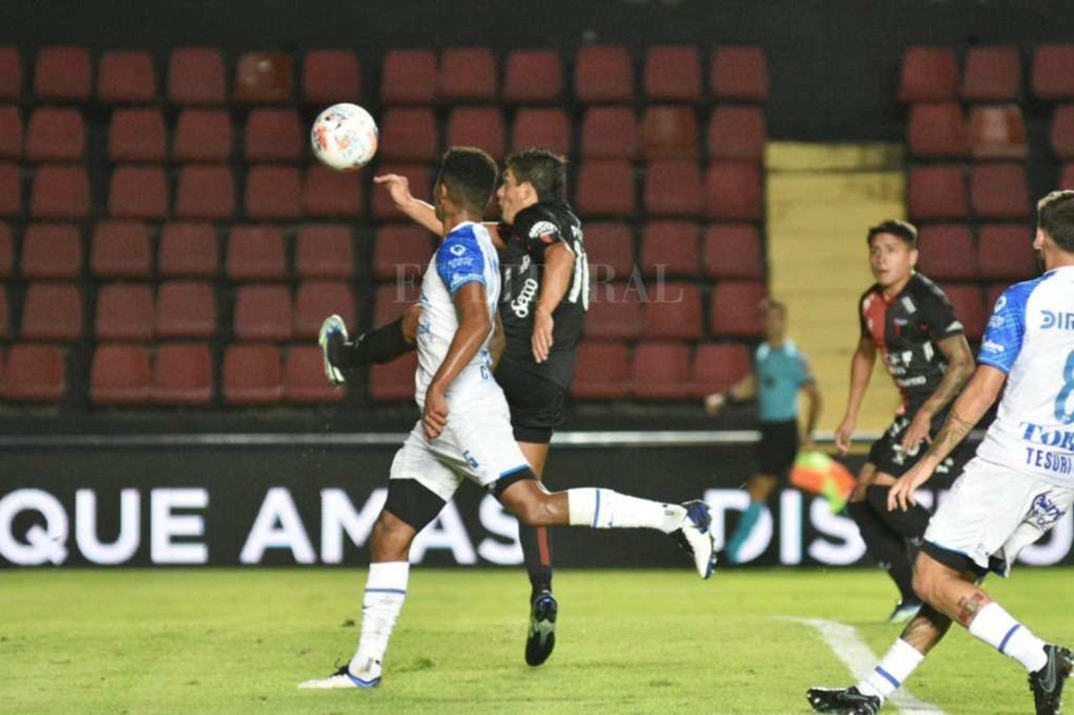 El toque del gol. Luis Miguel Rodríguez toca la pelota que se irá al fondo del arco. Era el 1 a 0 parcial.