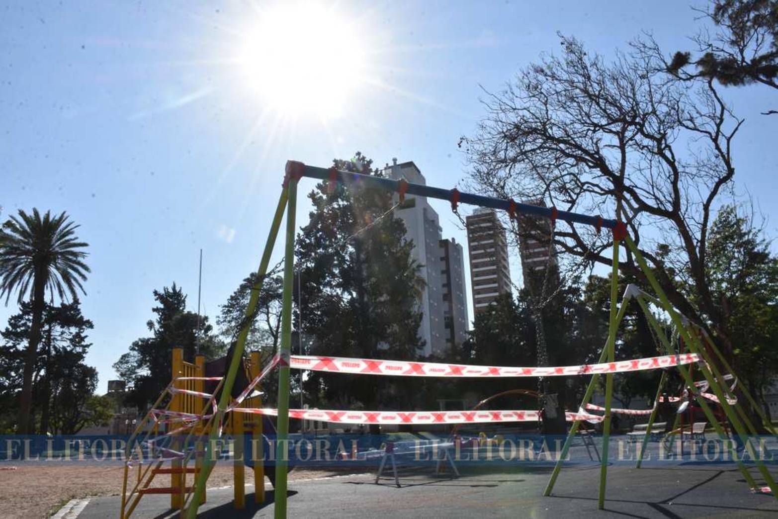 Los niños sin juegos en la plaza. Una de las franjas etarias que menos posibilidades tiene de salir son los mas chicos. ¿Hasta cuándo? ¿Hasta no tener mas virus?. Plaza Constituyentes.