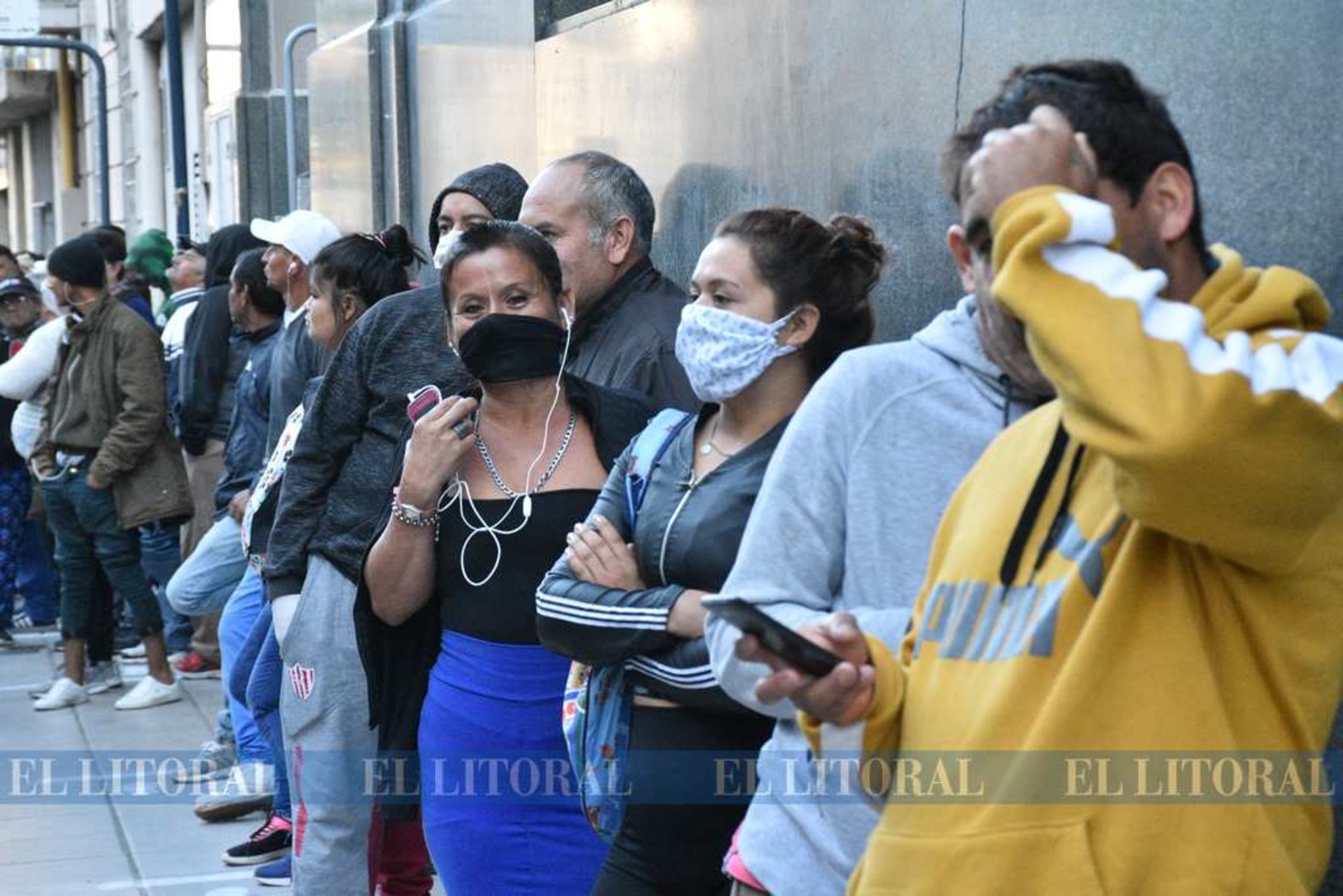 Cola en bancos para cobrar Asignaciones, Fondo de desempleo, jubilaciones y pensiones.