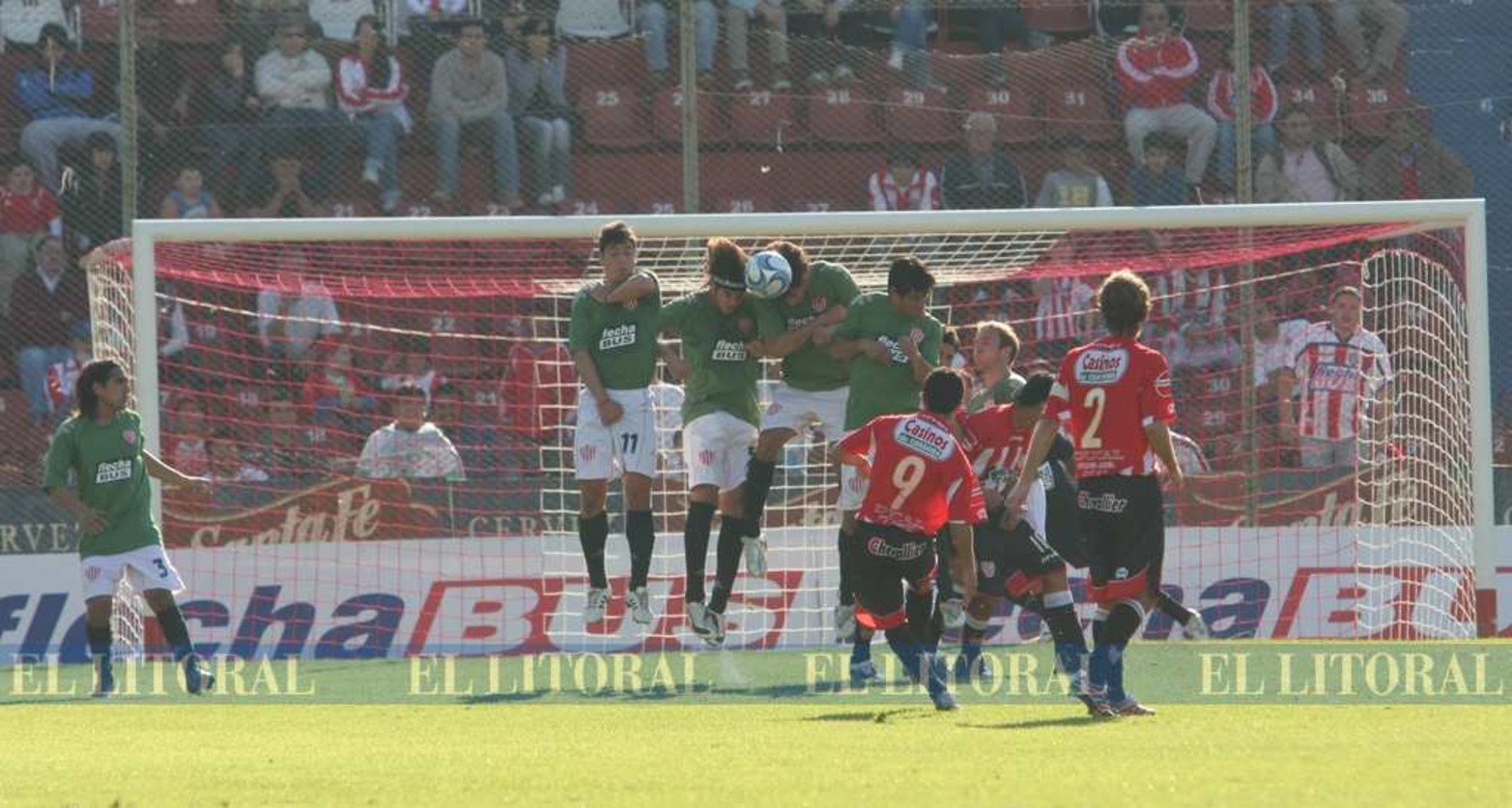 Por la barrera no paso. Un tiro libre de Instituto que quedó en la barrera.