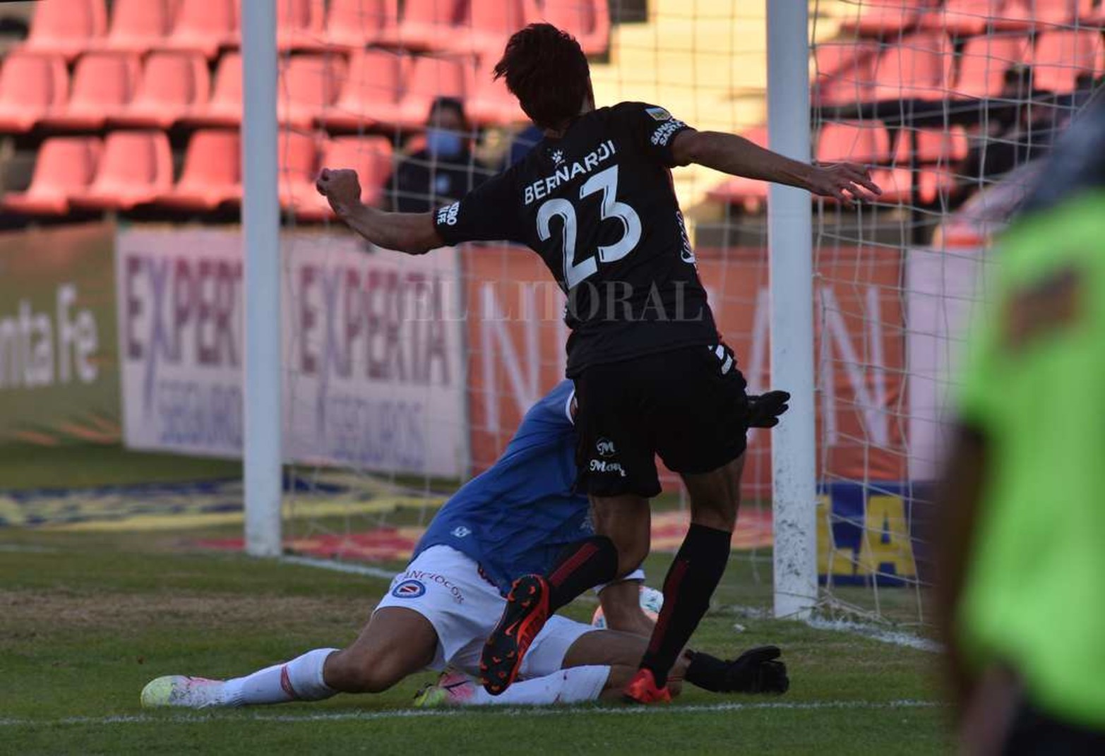 Colón empató 0 a 0 con Argentino y sigue invicto y puntero en el torneo de la liga profesional de fútbol.