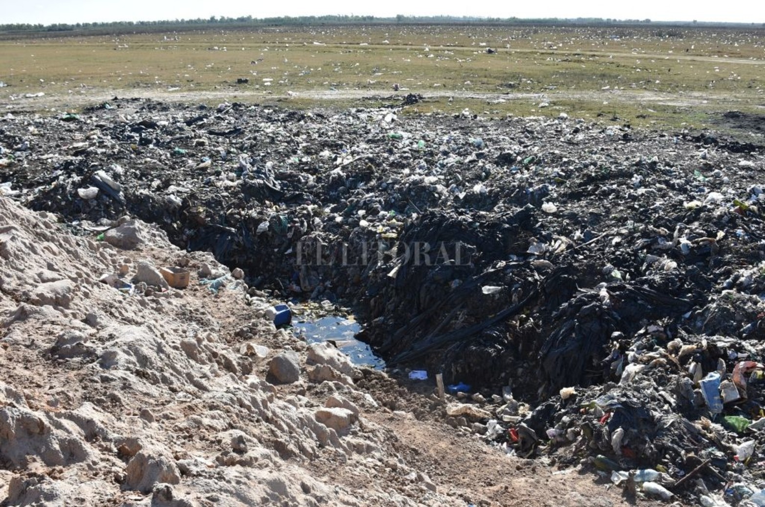 En el ejido de Arroyo Leyes, la comuna tira la basura en el valle de inundación de la laguna Setúbal.