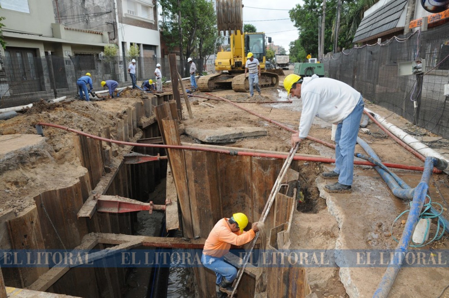 Los hundimientos en esta zona son frecuentes. Desde la década del 70, el socavón de Urquiza y Cándido Pujato viene 'derrumbando' cada intento de reparación y generando insistentes e históricos reclamos de los vecinos.