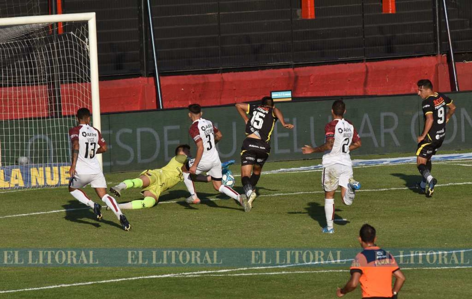 El error del defensor Vigo terminó en un mano a mano que salvó Burian.
