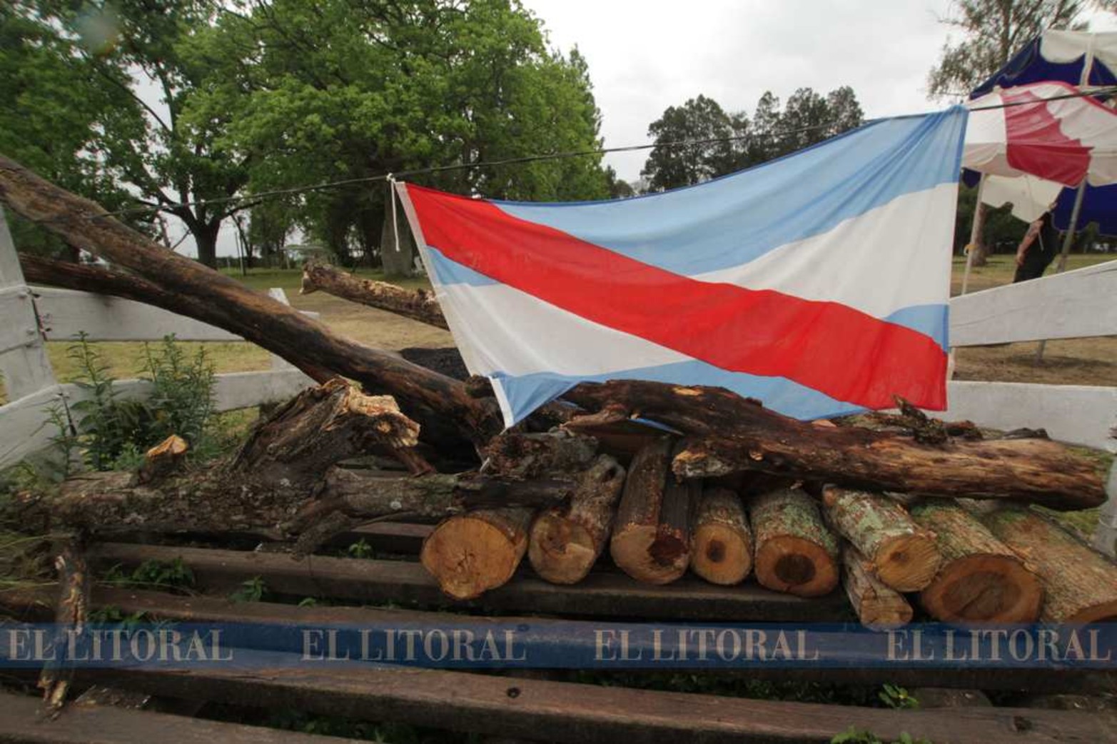 No pasa mas nadie. El segundo guardaganados (solo pasan autos) está bloqueado por troncos y la bandera de Entre Ríos.