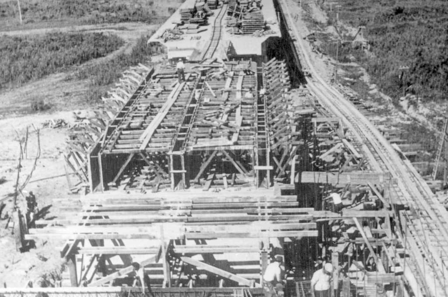Fácil traslado: Para el transporte de materiales y otros elementos de utilidad para la construcción del puente, se ideó un sistema de vías que facilitaba esta labor.