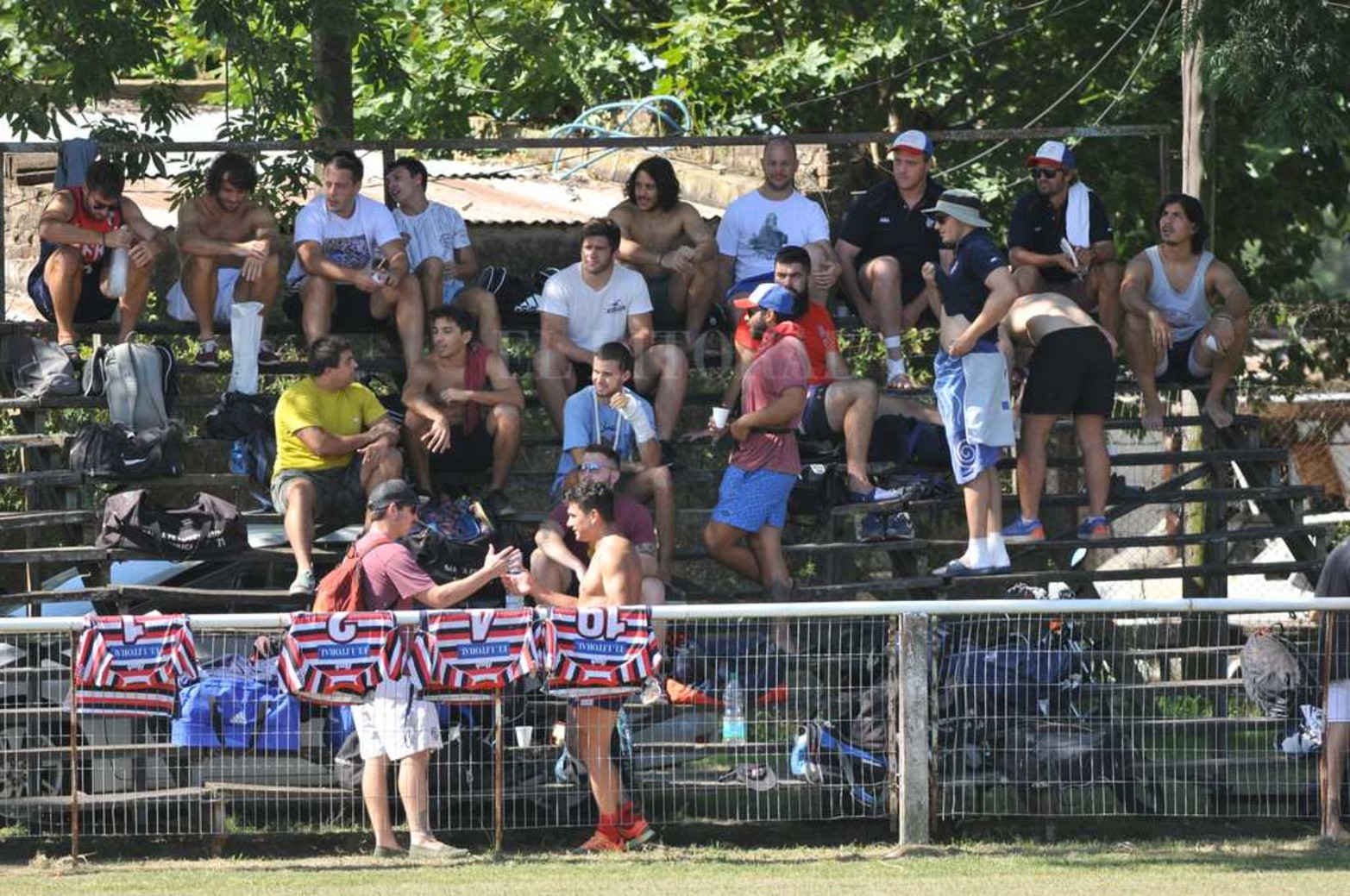 El rugby que fue uno de los primeros deportes en volver a entrenar en la ciudad pero hoy volvió a jugar un partido amistoso entre Universitario y Santa Fe Rugby.